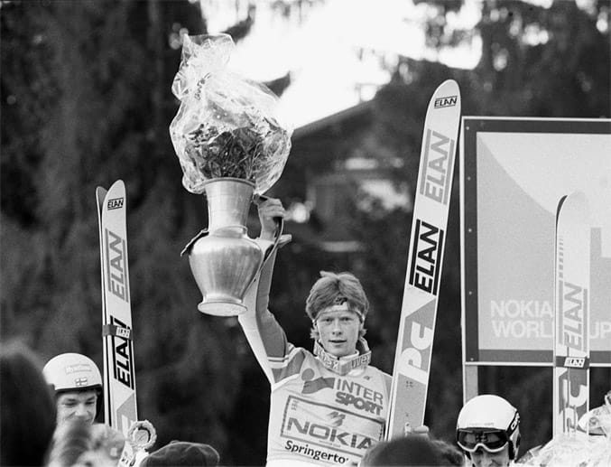 1989/90 steht Dieter Thoma aus dem Schwarzwald bei der Vierschanzentournee ganz oben auf dem Siegerpodest. Zu diesem Zeitpunkt ist Thoma erst 21 Jahre alt und springt noch im Parallel-Stil. In den folgenden Jahren ist er sehr erfolgreich im Weltcup unterwegs, muss seine Karriere jedoch 1999 aufgrund zahlreicher Verletzungen beenden. Heute ist Thoma den Skisprung-Fans vor allem als TV-Experte bekannt.