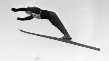Der Österreicher Sepp "Bubi" Bradl gewinnt 1953 die erste Auflage der Vierschanzentournee, die ausnahmsweise mit dem Neujahrsspringen in Garmisch-Partenkirchen startet. Bereits vor dem Zweiten Weltkrieg war Bradl der erste Skispringer, der über 100 Meter flog. Heute ist das Skisprungstadion in Bischofshofen nach dem 1982 verstorbenen Ausnahmespringer benannt.