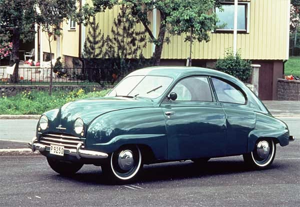 Sehr stromlinienförmig ist der Saab 92 von 1950.
