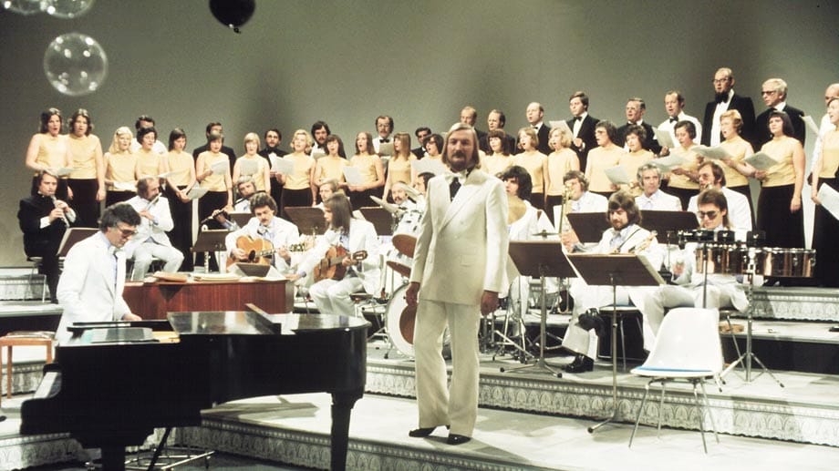 James Last bei einem Auftritt mit seinem Orchester in einer deutschen TV-Show im Jahr 1974.