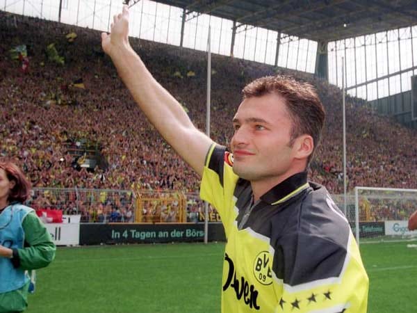 Stéphane Chapuisat gehörte zu seiner aktiven Zeit bei Borussia Dortmund (1991-1999) zu den besten Stürmern der Bundesliga. Das Talent bekam der Schweizer in die Wiege gelegt, denn sein Vater Pierre-Albert war in den 1970er Jahren ebenfalls Schweizer Nationalspieler.