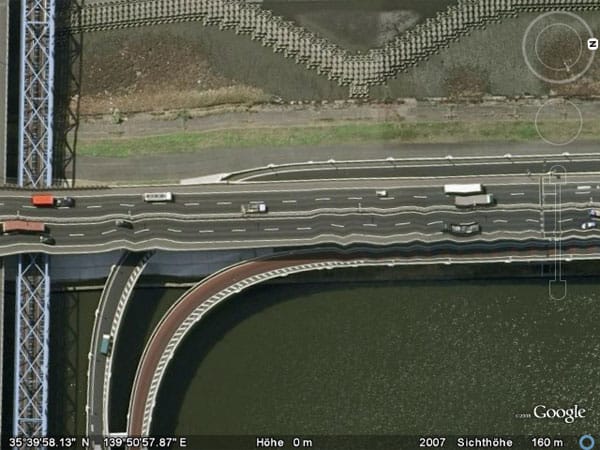 Eine scheinbar sehr wackelige Brücke in Tokyo. Wieder einmal leidet die Bildqualität unter optischen Störungen.