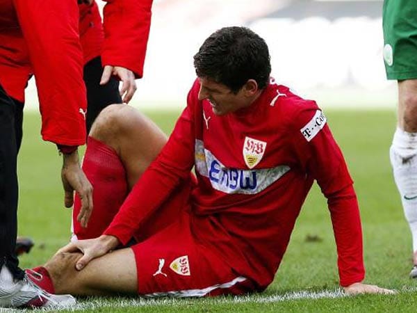 Dumm gelaufen: Nationalstürmer Mario Gomez schlug beim 0:0 gegen den VfL Wolfsburg in der Saison 2006/2007 aus Ärger über eine in der vorangegangenen Aktion erlittene Knieverletzung vor lauter Wut mit der Faust gegen den Medizinkoffer des VfB-Mannschaftsarztes. Resultat: Gomez, damals noch in Diensten des VfB Stuttgart, brach sich die Hand und fiel einige Wochen länger aus.