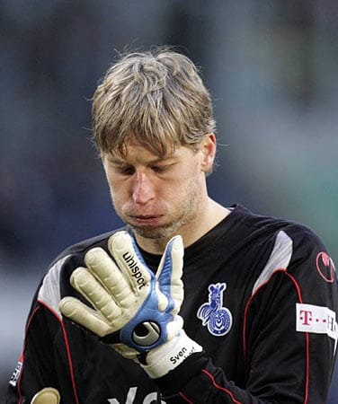 Das Glück der Erde liegt auf dem Rücken der Pferde? Weit gefehlt! Für Duisburgs Keeper Sven Beuckert bedeutete die Begegnung mit einem der Vierbeiner den Verlust seines rechten Daumens. Das Pferd ging durch, der Zügel zog sich zu einer Schlaufe zu und riss Beuckert den Daumen ab. Das Glück der Erde liegt auf dem Rücken der Pferde? Weit gefehlt! Für Duisburgs Keeper Sven Beuckert bedeutete die Begegnung mit einem der Vierbeiner den Verlust seines rechten Daumens. Das Pferd ging durch, der Zügel zog sich zu einer Schlaufe zu und riss Beuckert den Daumen ab.
