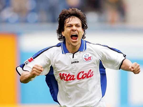 Jubeln ist gefährlich, diese Erfahrung hat auch der ehemalige Rostocker Jari Litmanen gemacht. In Diensten von Malmö FF bekam Finnlands Starkicker einen Korken ab, als sein Sportdirektor eine Sektflasche köpfte: Netzhaut des Auges verletzt, mehrere Monate Pause. Jubeln ist gefährlich, diese Erfahrung hat auch der ehemalige Rostocker Jari Litmanen gemacht. In Diensten von Malmö FF bekam Finnlands Starkicker einen Korken ab, als sein Sportdirektor eine Sektflasche köpfte: Netzhaut des Auges verletzt, mehrere Monate Pause.