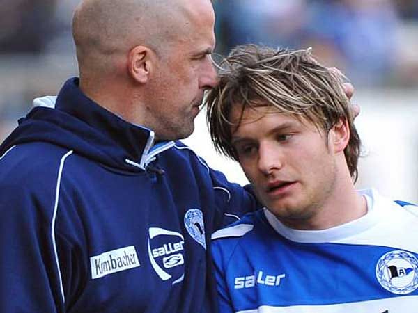 Ob Trainer Frontzeck da trösten konnte? Arminia Bielefelds Daniel Halfar zog sich 2007 einen Ermüdungsbruch zu - im Bett. Eine falsche Bewegung im Schlaf, und schon war der Mittelfuß dahin. Zwei Monate Pause.