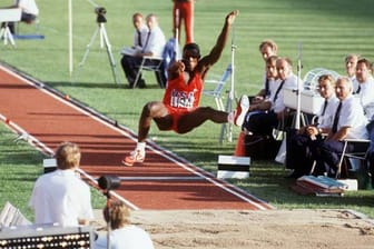 Bei der ersten Leichtathletik-WM 1983 in Helsinki geht der Stern von Sergej Bubka auf. Dreimal WM-Gold holt der US-Amerikaner Carl Lewis (Foto) in der finnischen Hauptstadt (100 m, 4x100 m, Weitsprung), insgesamt achtmal wird er bis 1997 Weltmeister, sogar neunmal Olympiasieger - "King Carl", der Große.