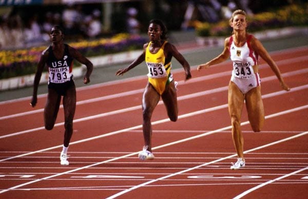 Bei der WM 1991 in Tokio steigt Katrin Krabbe (re.) ein Jahr vor ihren Doping-Affären zum Glamourgirl der Leichtathletik auf. Nach dem 100-Meter-Triumph macht die große Blonde bei der 3. Leichtathletik-WM in Tokio über 200 Meter das Sprint-Double perfekt. Hier finisht sie den 100-Meter-Endlauf vor Gwen Torrence (USA, li.) und Merlene Ottey (Jamaika).
