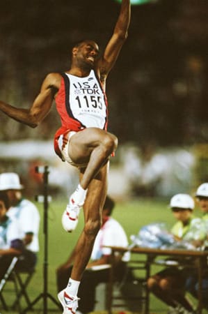 Nicht Krabbe, sondern Mike Powell ist aber der "König von Tokio". 23 Jahre nach dem Jahrhundertsprung von Bob Beamon (8,90 Meter) steigert der Amerikaner den Weitsprung-Weltrekord auf 8,95. Fast ein Vierteljahrhundert lang war diese phänomenale Weite vom Olympiafinale 1968 in Mexiko City unangetastet geblieben.