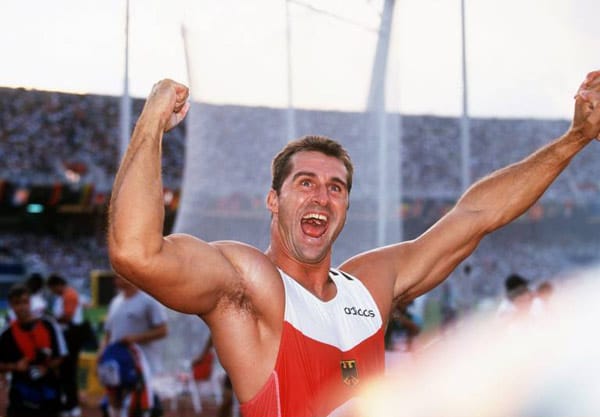 Zwei Jahre nach dem Desaster von Göteborg feiern Deutschlands Leichtathleten ihre "Auferstehung" von Athen. Der Star der deutschen Mannschaft ist Lars Riedel, der 1997 sein viertes Diskus-Gold holt. Der Modellathlet macht im zweiten Versuch mit 68,24 m alles klar und gewinnt zum vierten Mal in Serie (1991-1997).