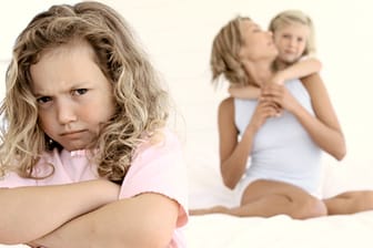 Mädchen steht vor Mutter die sich anderem Kind widmet.