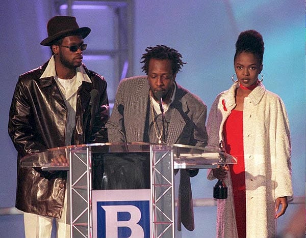 Die Fugees zählten in den 90er Jahren zu den bekanntesten und erfolgreichsten Hip-Hop-Bands. Die Band bestand aus Wyclef Jean, Lauryn Hill und Pras Michael. Besonders ihre eigenwilligen Coverversionen von "No Woman No Cry" und "Killing Me Softly" waren die absoluten Renner auf ihrem Erfolgsalbum "The Score". 1997 trennte sich die Band. Es gab Gerüchte über heftige Streitereien.