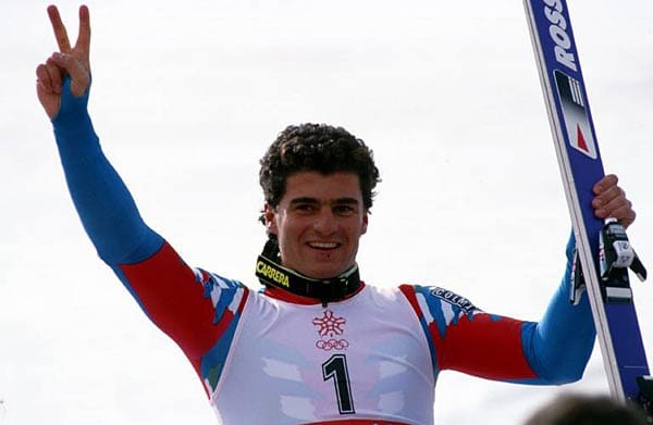 Sein Spitzname ist Programm: Tomba la bomba („Tomba, die Bombe“) verkörperte wie kein anderer Skiläufer eine dynamische und kraftbetonte Fahrweise. Alberto Tomba gewinnt 1988 in Calgary sensationell gleich zwei Goldmedaillen: eine im Slalom und eine im Riesenslalom. Insgesamt gehört der Italiener mit drei olympischen Goldmedaillen, zwei Weltmeistertiteln und einem Sieg in der Gesamtwertung zu den erfolgreichsten Skifahrern überhaupt.
