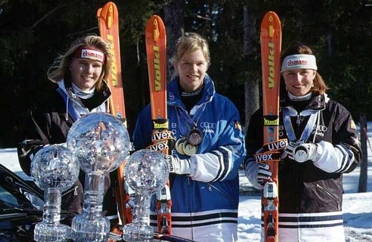 Die Saison 1997/98 ist für die alpinen deutschen Ski-Damen etwas ganz Besonders: Mit Katja Seizinger als Gesamtsiegerin (Mitte), Martina Ertl als Zweitplatzierter (re.) und Hilde Gerg (li.) als Dritter belegen drei DSV-Läuferinnen die ersten Plätze im Gesamtweltcup.
