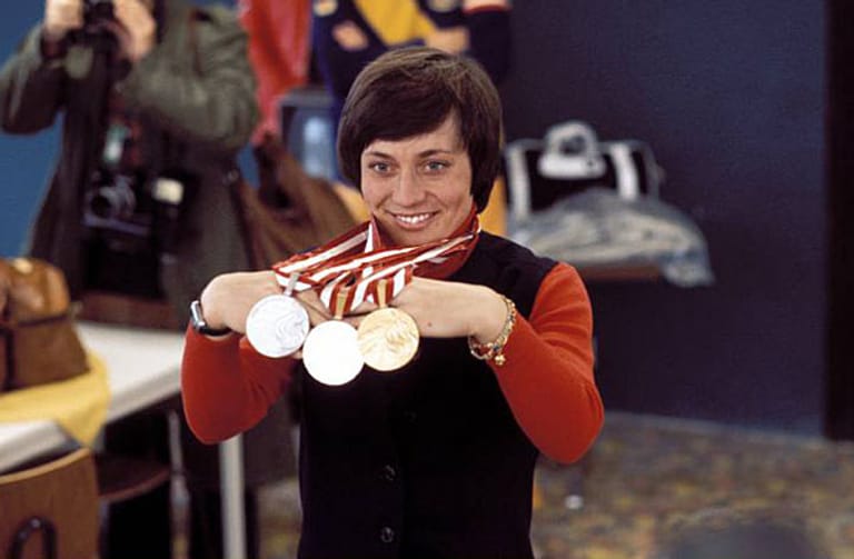 Unsere "Gold-Rosi"! Bei den Olympischen Winterspielen 1976 in Innsbruck gewinnt Rosi Mittermaier bei allen drei alpinen Ski-Wettbewerben eine Medaille: zwei Goldmedaillen in der Abfahrt und im Slalom und eine Silbermedaille im Riesenslalom. Im gleichen Jahr wird sie Weltmeisterin in der Alpinen Kombination und Gesamtweltcupsiegerin. Die Fachjournalisten wählen die 16-fache deutsche Meisterin zur Sportlerin des Jahres.
