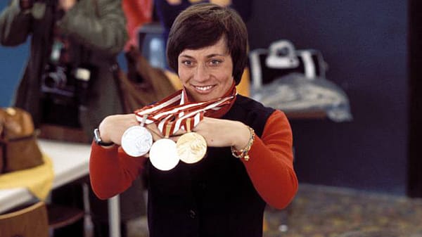 Unsere "Gold-Rosi"! Bei den Olympischen Winterspielen 1976 in Innsbruck gewinnt Rosi Mittermaier bei allen drei alpinen Ski-Wettbewerben eine Medaille: zwei Goldmedaillen in der Abfahrt und im Slalom und eine Silbermedaille im Riesenslalom. Im gleichen Jahr wird sie Weltmeisterin in der Alpinen Kombination und Gesamtweltcupsiegerin. Die Fachjournalisten wählen die 16-fache deutsche Meisterin zur Sportlerin des Jahres.