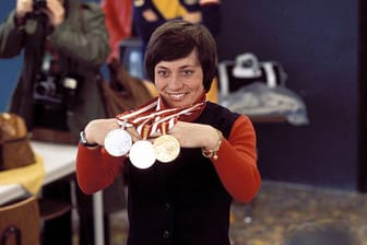 Unsere "Gold-Rosi"! Bei den Olympischen Winterspielen 1976 in Innsbruck gewinnt Rosi Mittermaier bei allen drei alpinen Ski-Wettbewerben eine Medaille: zwei Goldmedaillen in der Abfahrt und im Slalom und eine Silbermedaille im Riesenslalom. Im gleichen Jahr wird sie Weltmeisterin in der Alpinen Kombination und Gesamtweltcupsiegerin. Die Fachjournalisten wählen die 16-fache deutsche Meisterin zur Sportlerin des Jahres.