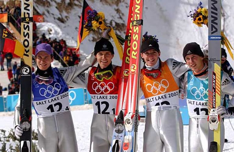 Vier Goldjungs in Salt Lake City: Bei Olympia 2002 gewinnen Martin Schmitt, Sven Hannawald, Michael Uhrmann und Stephan Hocke (v. li.) die Goldmedaille im Team-Wettbewerb.