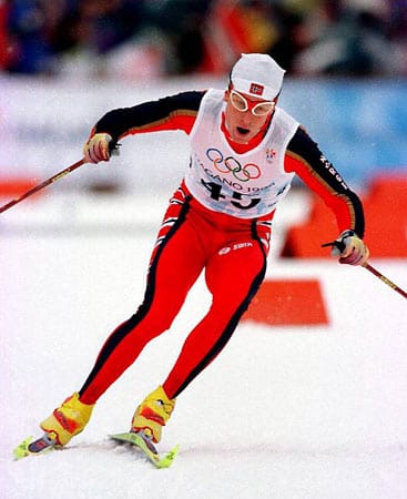 Hätten Sie es gewusst? Björn Daehlie ist der erfolgreichste Athlet in der Geschichte der Olympischen Winterspiele. Der norwegische Skilangläufer nimmt dreimal an Olympia teil und gewinnt dabei acht Gold- und vier Silbermedaillen. Auch bei den nordischen Skiweltmeisterschaften sammelt er Medaillen: insgesamt 17, darunter neun goldene. Bei der WM 1997 in Trondheim erreicht der heute 44-Jährige in allen fünf Disziplinen einen Podestplatz.