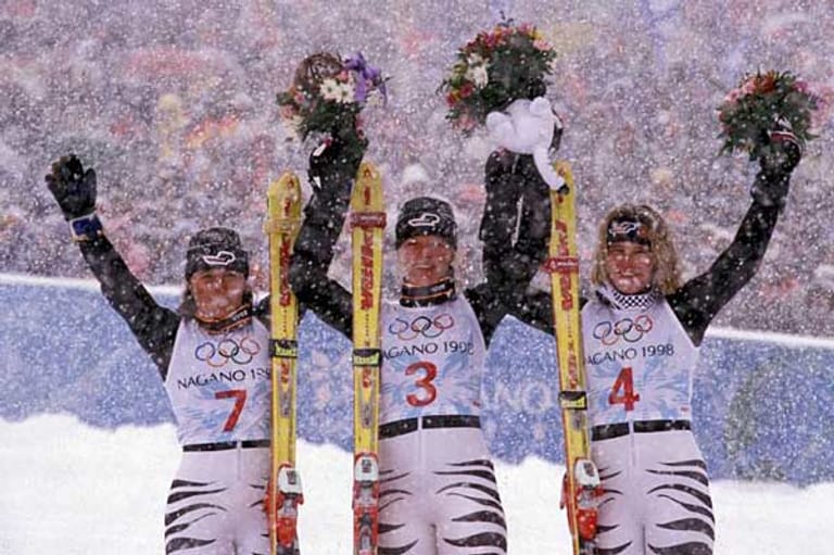 Auch im olympischen Schneetreiben 1998 in Nagano dominieren die deutschen Mädels: Katja Seizinger (Mitte) gewinnt die Kombination vor Martina Ertl (li.) und Hilde Gerg (re.).