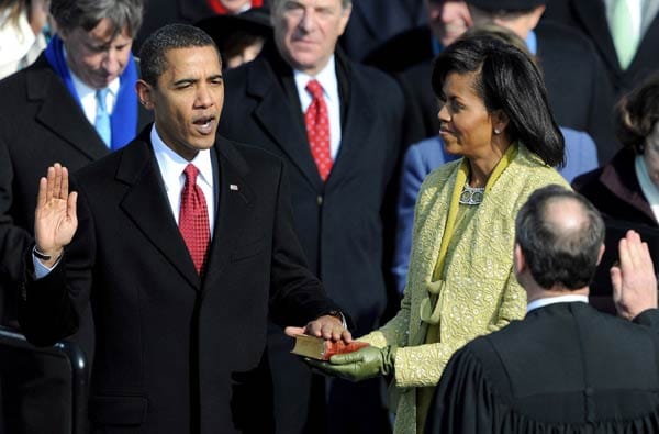 Geschafft: Am 20. Januar 2009 legt Barack Obama in Washington im Beisein seiner Frau Michelle vor dem obersten Richter der Vereinigten Staaten seinen Amtseid ab. In der ganzen Welt feiern Menschen den neuen Präsidenten.