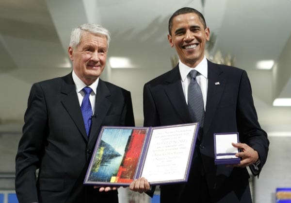 Frühe Sternstunde seiner Amtszeit: Obama erhält den Friedensnobelpreis im Jahr 2009 – zu früh? Obama nimmt die Ehrung an, räumt aber ein, es sei ein Widerspruch, als kriegführender Präsident einen Friedenspreis zu erhalten.