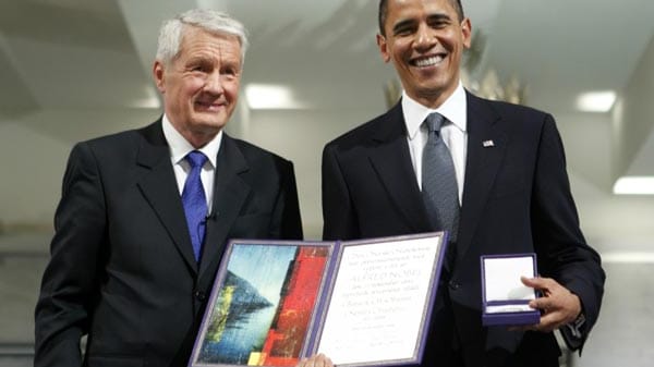 Frühe Sternstunde seiner Amtszeit: Obama erhält den Friedensnobelpreis im Jahr 2009 – zu früh? Obama nimmt die Ehrung an, räumt aber ein, es sei ein Widerspruch, als kriegführender Präsident einen Friedenspreis zu erhalten.
