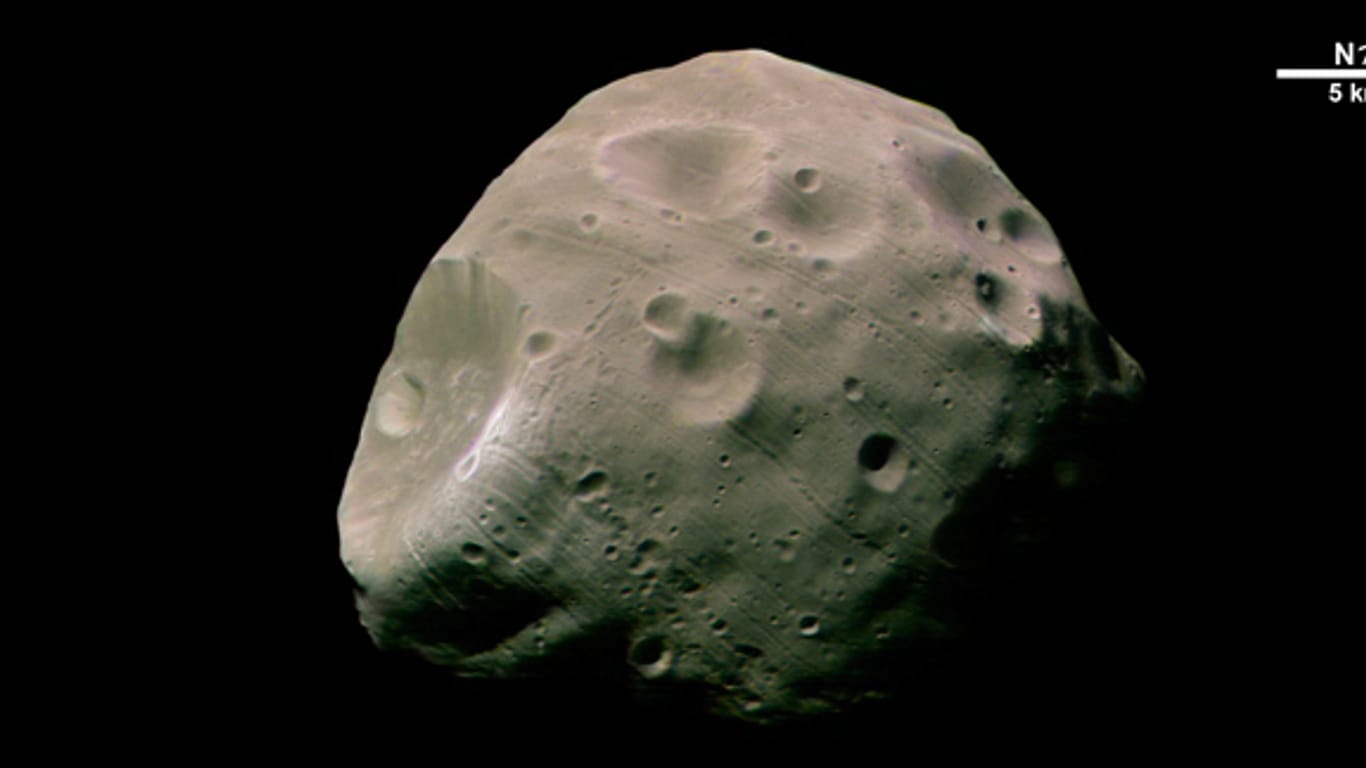 Eine Detailaufnahme von Phobos: Er ist der größte Marsmond.