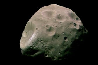 Eine Detailaufnahme von Phobos: Er ist der größte Marsmond.