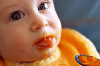 Baby bekommt Karottenbrei.