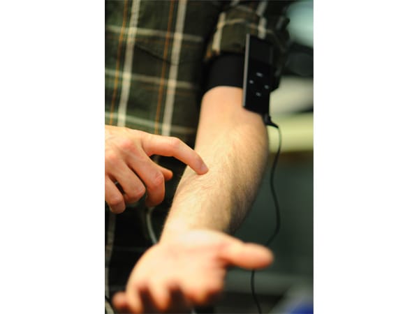 Tippt der Nutzer einen Punkt seines Unterarmes oder seiner anderen Hand mit dem Finger an, werden charakteristische Schwingungen ausgelöst.