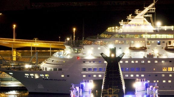 Die "'Louis Majesty" im Hafen von Barcelona: Eine Riesenwelle traf das Schiff und tötete zwei Passagiere Die "'Louis Majesty" im Hafen von Barcelona: Eine Riesenwelle traf das Schiff und tötete zwei Passagiere