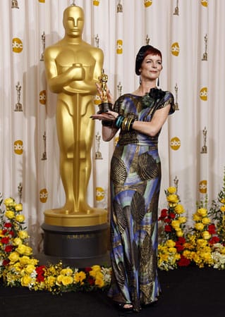 Sandy Powell gewann zwar den Oscar für das beste Filmkostüm, konnte selbst aber nicht auf dem Roten Teppich glänzen. Ihr Kleid machte den Anschein, als wenn es schon einige Jahre auf dem Buckel hätte.