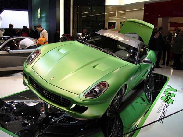 Für alle Grünen, die bei Ferrari rot sehen: Der 599 GTB HY-KERS Hybrid soll rund 35 Prozent weniger Sprit verbrauchen als das konventionell angetriebene Modell aus Maranello.