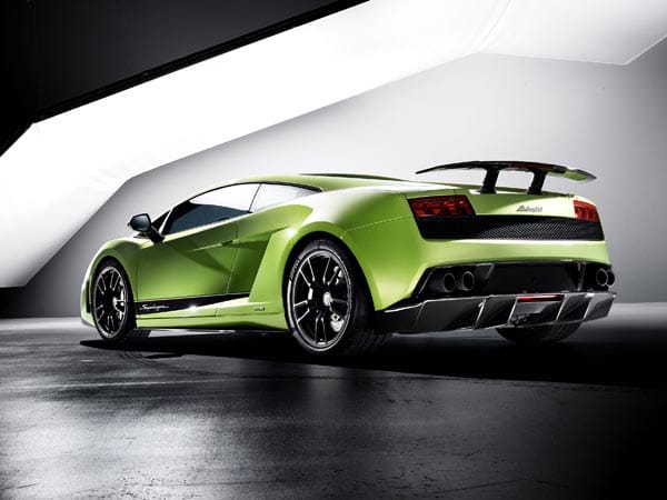 Auch in grün lackiert steht der Lamborghini Gallardo LP 570-4 Superleggera in Genf. Allerdings nicht, weil er einen umweltfreundlichen Antrieb im Heck sitzen hat, sondern weil er giftig ist: dynamischer, leichter und stärker.