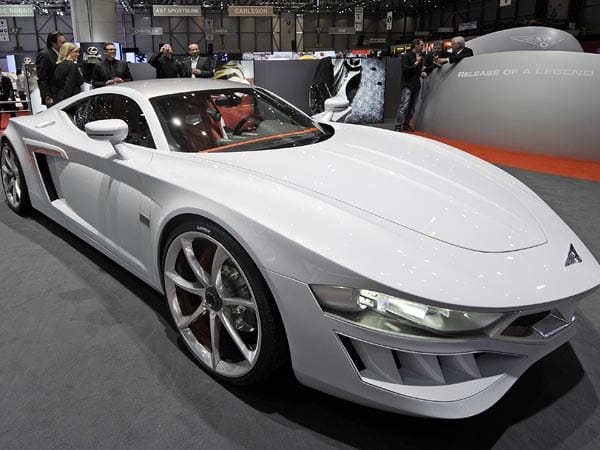 Die aggressiv gezeichnete Studie eines Supersportwagens hat einen Lamborghini-Motor im Heck.