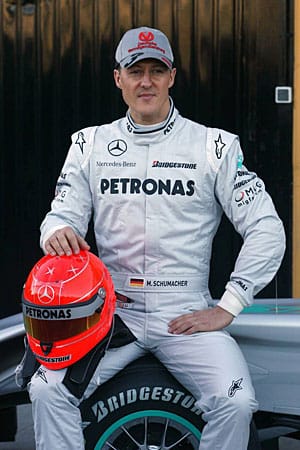 Platz 2: Michael Schumacher ist zurück - und zeigt seinen Kontrahenten auf der Strecke auf Anhieb, dass er nichts verlernt hat. Aber wird sein Material auch Spitzenklasse sein? Zum Ende baute Mercedes-Vorgänger Brawn ab. Aber wer weiß schon, was das Genie Ross Brawn noch in der Hinterhand hat.