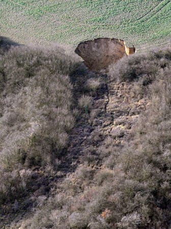 In Thüringen reißt der Boden auf, vielerorts entstehen metergroße Krater.