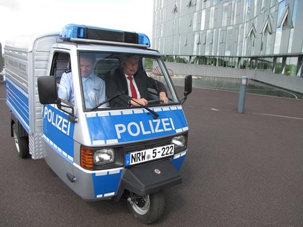 Hier fährt das kurioseste Polizei-Gefährt Deutschlands: Eine Piaggio Ape.