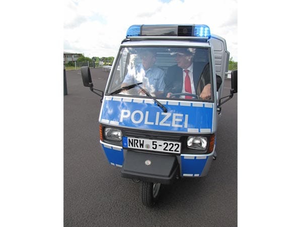 Die Polizei in Mettmann setzt den wendigen Transporter als Logistik-Fahrzeug ein.
