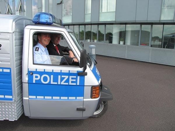 Die fahrende Polizeireklame ist komplett mit Blaulicht und Martinshorn ausgestattet.