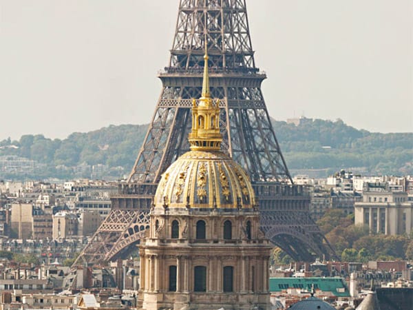 Der Invalidendom, im Hintergrund der Eiffelturm (Quelle: paris-26-gigapixels.com)