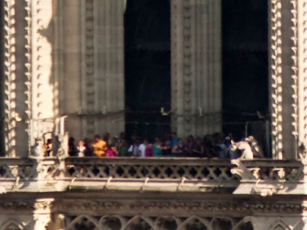 Touristen auf der Turmgalerie von Notre Dame (Quelle: paris-26-gigapixels.com)