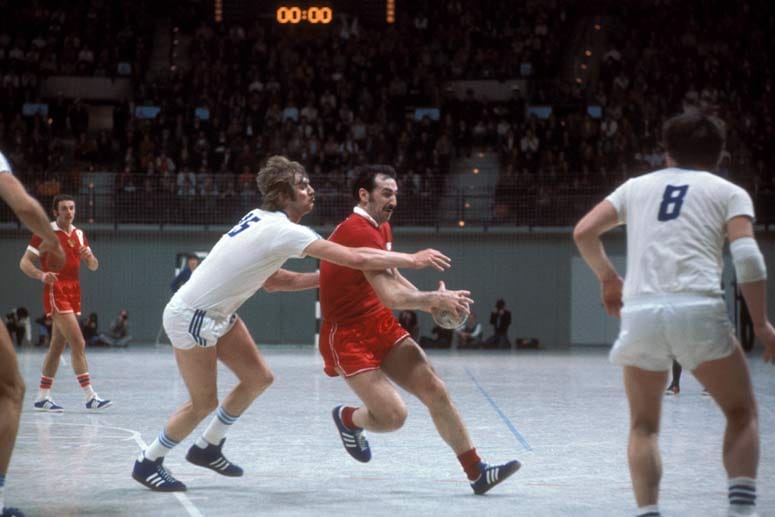 Ein weiterer russischer Top-Handballer war Wladimir Maximow, der sich in den 70er Jahren als Nationalmannschafts-Kapitän der Sowjetunion immer wieder packende Duelle mit den deutschen Mannschaften lieferte. Hier setzt er sich gegen Kurt Klühspies durch, der…