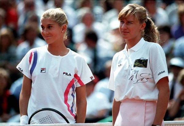 In ihrem erfolgreichsten Jahr (1988) gewann Steffi Graf alle vier Grand-Slam-Turniere sowie das olympische Tennisturnier. Damit vollbrachte als bisher erste und einzige den "Golden Slam". Ihre größte Rivalin war die Serbien Monica Seles (hier links im Bild neben Graf), der 1990 mit 16 Jahren der Durchbruch im Profitennis gelang. Sie besiegte sogar die Weltranglisten-Erste Steffi Graf, die zu dieser Zeit eine Siegesserie von 66 ungeschlagenen Matches hatte.