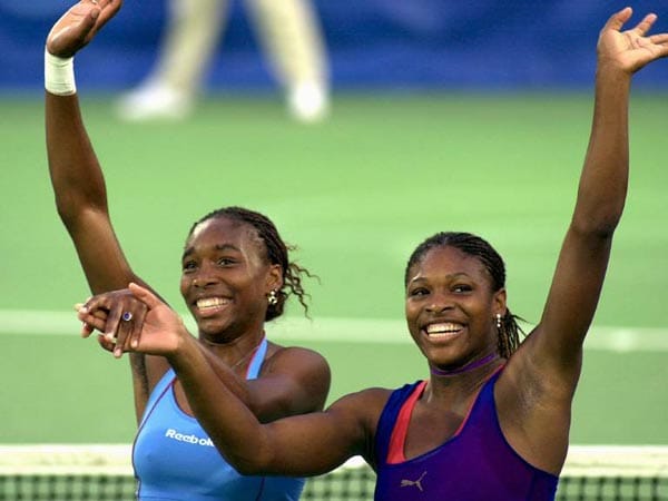 Die vermutlich am meisten glänzenden Persönlichkeiten im Damentennis des letzten Jahrzehnts sind die Williamsschwestern Serena (re.) und Venus (USA). Sie sind die erfolgreichsten dunkelhäutigen Spielerinnen aller Zeiten. Auch wenn Serena die Jüngere ist, so steht sie ihrer Schwester in nichts nach. Im Gegenteil: Derzeit ist sie Weltranglistenführende, hat dreizehn Grand-Slam-Titel im Einzel und zwölf im Doppel gewonnen.