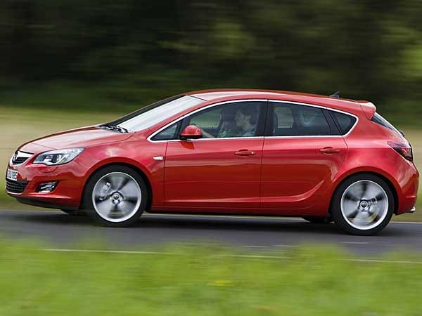 Der Opel Astra klopft mit 4,42 Metern Länge schon an die Tür zur Mittelklasse.