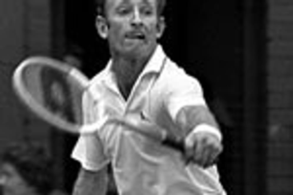 Rod Laver aus Australien ist der einzige Tennisspieler, dem es gelang, seinen Sieg in allen vier Grand-Slam-Turnieren eines Jahres zu wiederholen, was ihn zu einer Legende im modernen Tennis macht.