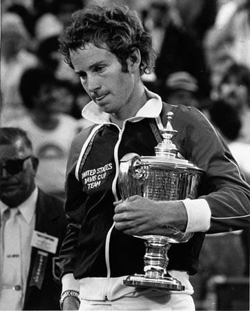 John McEnroe, der für seinen zu Wutausbrüchen neigenden Charakter bekannt war, war der zu Beginn der 80er Jahre dominierende Tennisspieler der Welt. Er führte die Weltrangliste vier Jahre in Folge an (1981 bis 1984) und gewann im Laufe seiner Karriere vier Mal die US Open und drei Mal in Wimbledon.