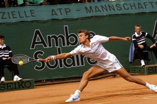 Genau wie Björn Borg hatte der Schwede Mats Wilander eine verhältnismäßig kurze Karriere als Tennisprofi. Dennoch war er einer der Besten, er konnte es mit den Größen seiner Zeit aufnehmen: Becker, Lendl, McEnroe, Edberg… Sie alle wurden vom ihm geschlagen, was ihm unter anderem sieben Grand-Slam-Titel einbrachte.